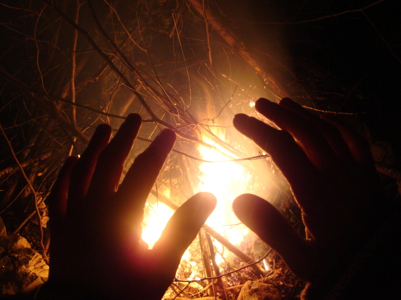 Mains devant le feu